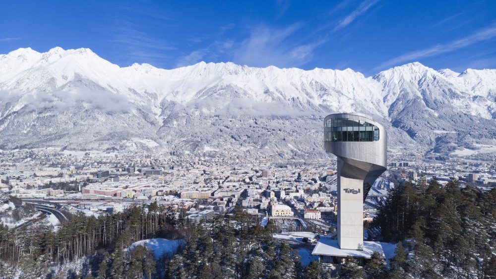 Innsbruck in de winter met besneeuwde bergen.